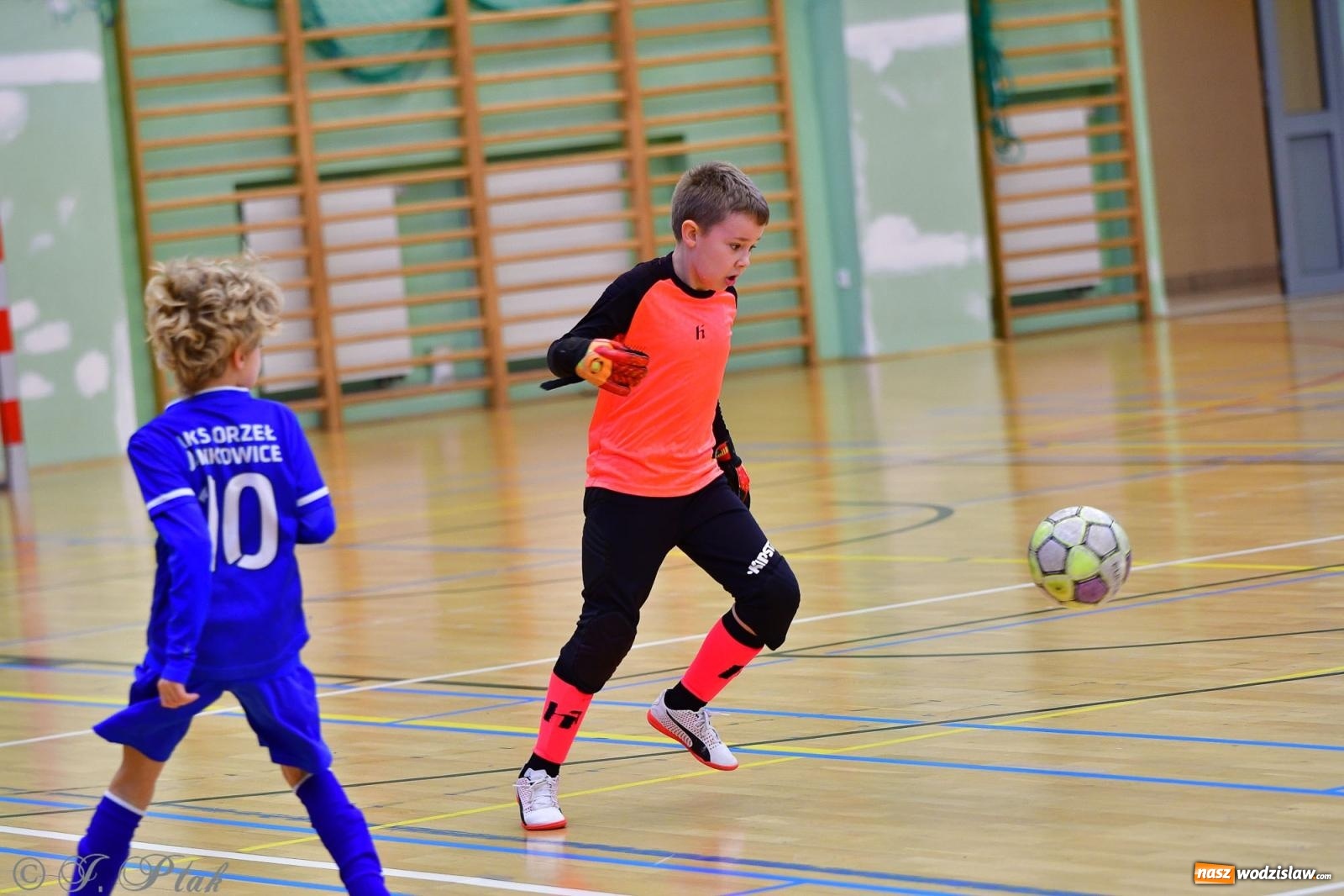 Zdjęcie w galerii na portalu naszwodzislaw.com: Piłkarska rywalizacja rocznika 2016. Kolejny turniej fundacji Junior Trening [FOTO] wiadomości z regionu