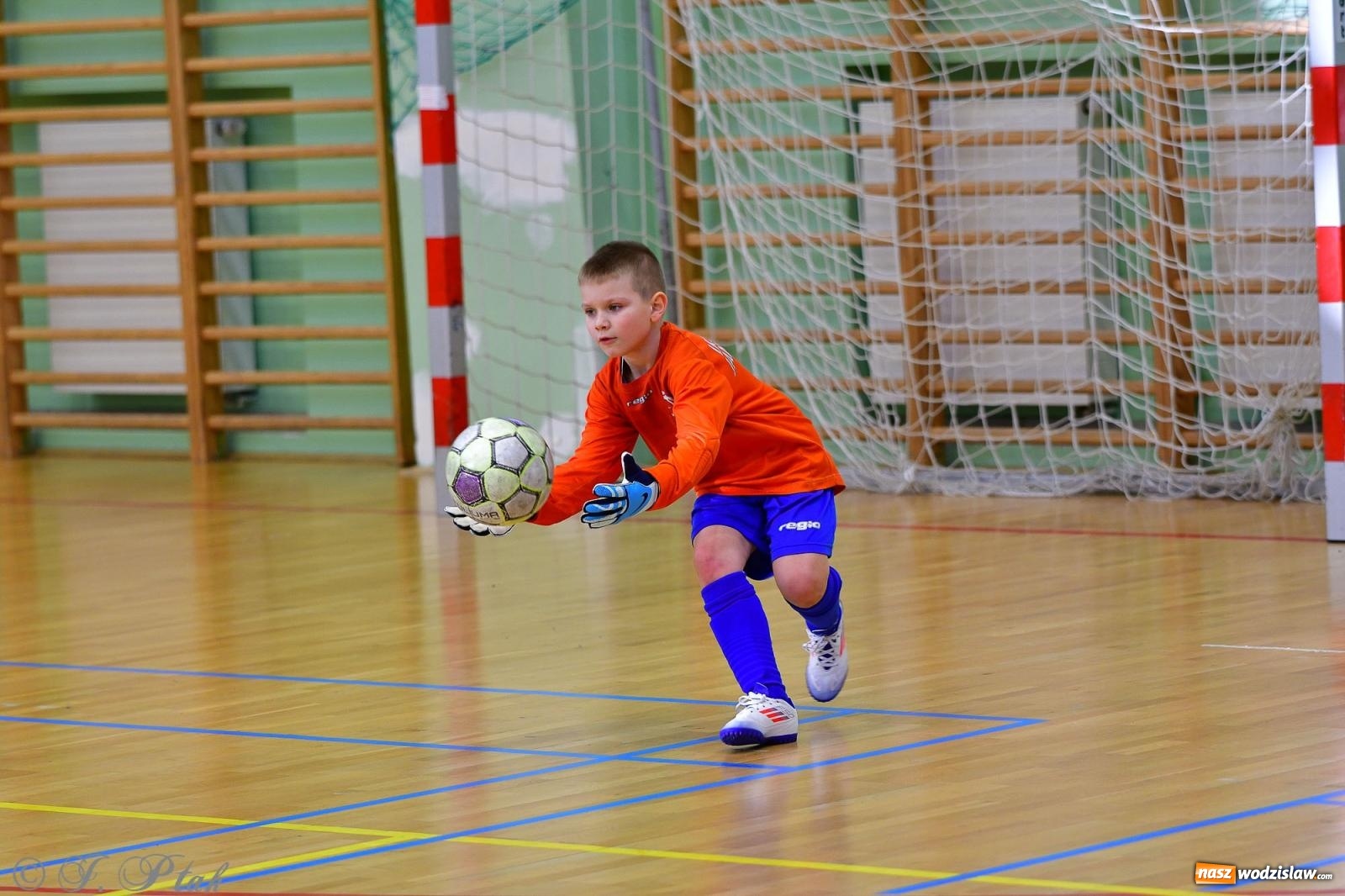 Zdjęcie w galerii na portalu naszwodzislaw.com: Piłkarska rywalizacja rocznika 2016. Kolejny turniej fundacji Junior Trening [FOTO] wiadomości z regionu