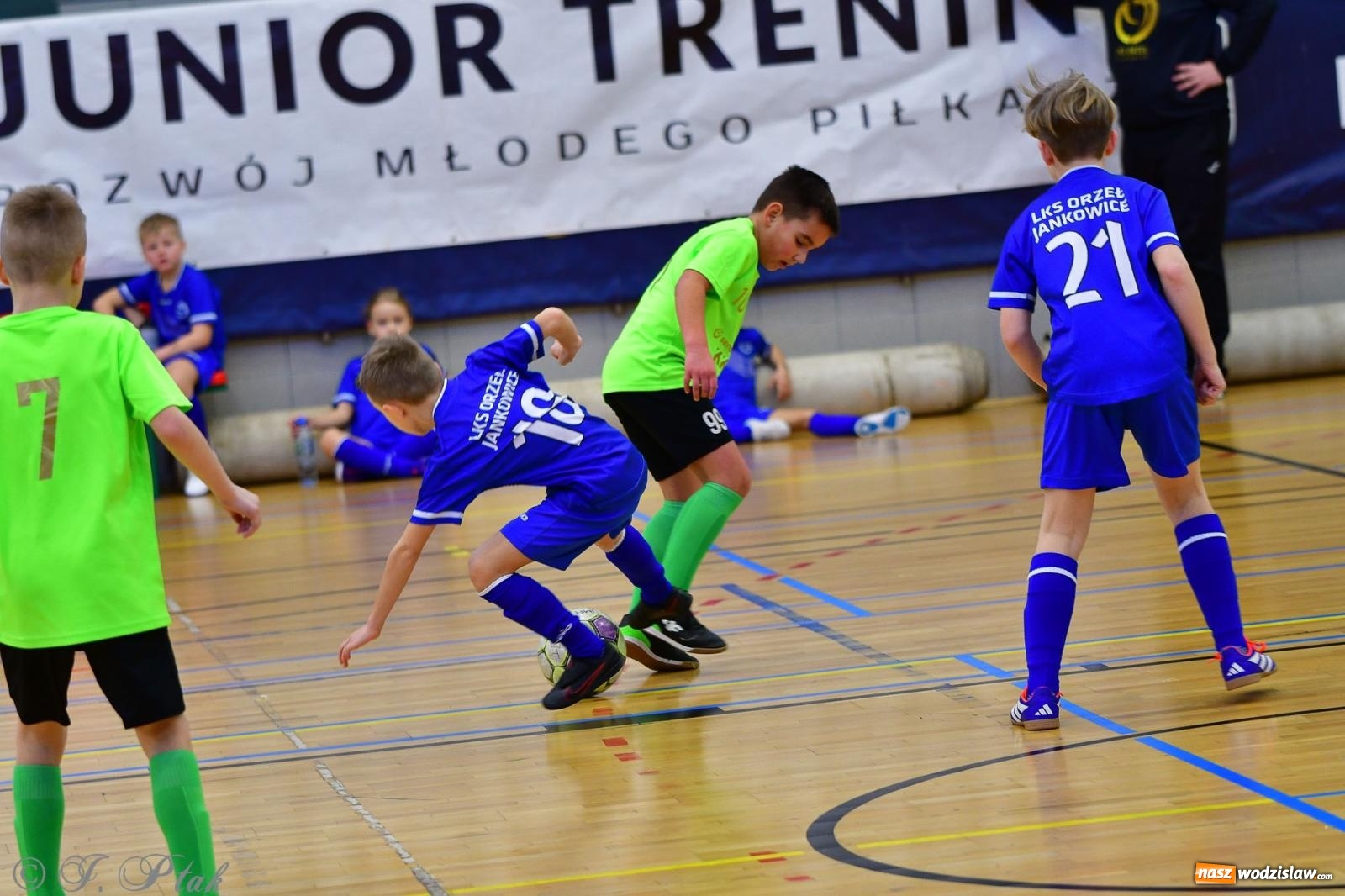 Zdjęcie w galerii na portalu naszwodzislaw.com: Piłkarska rywalizacja rocznika 2016. Kolejny turniej fundacji Junior Trening [FOTO] wiadomości z regionu