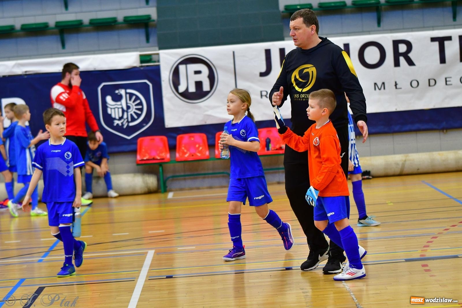 Zdjęcie w galerii na portalu naszwodzislaw.com: Piłkarska rywalizacja rocznika 2016. Kolejny turniej fundacji Junior Trening [FOTO] wiadomości z regionu