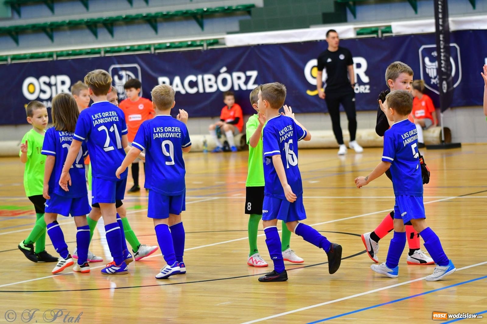 Zdjęcie w galerii na portalu naszwodzislaw.com: Piłkarska rywalizacja rocznika 2016. Kolejny turniej fundacji Junior Trening [FOTO] wiadomości z regionu
