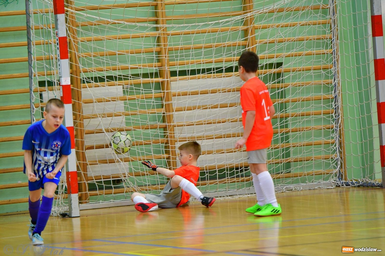 Zdjęcie w galerii na portalu naszwodzislaw.com: Piłkarska rywalizacja rocznika 2016. Kolejny turniej fundacji Junior Trening [FOTO] wiadomości z regionu
