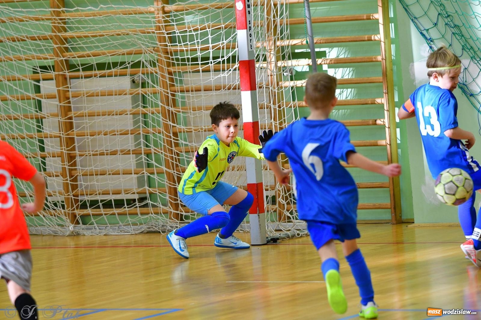 Zdjęcie w galerii na portalu naszwodzislaw.com: Piłkarska rywalizacja rocznika 2016. Kolejny turniej fundacji Junior Trening [FOTO] wiadomości z regionu