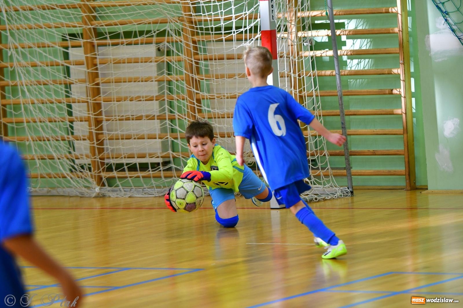 Zdjęcie w galerii na portalu naszwodzislaw.com: Piłkarska rywalizacja rocznika 2016. Kolejny turniej fundacji Junior Trening [FOTO] wiadomości z regionu