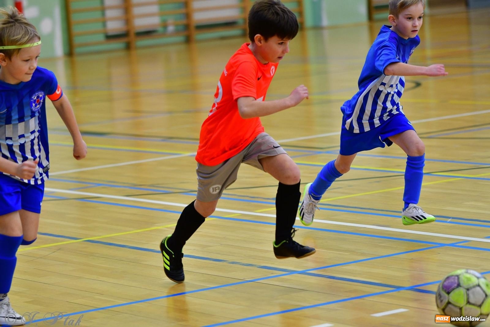 Zdjęcie w galerii na portalu naszwodzislaw.com: Piłkarska rywalizacja rocznika 2016. Kolejny turniej fundacji Junior Trening [FOTO] wiadomości z regionu