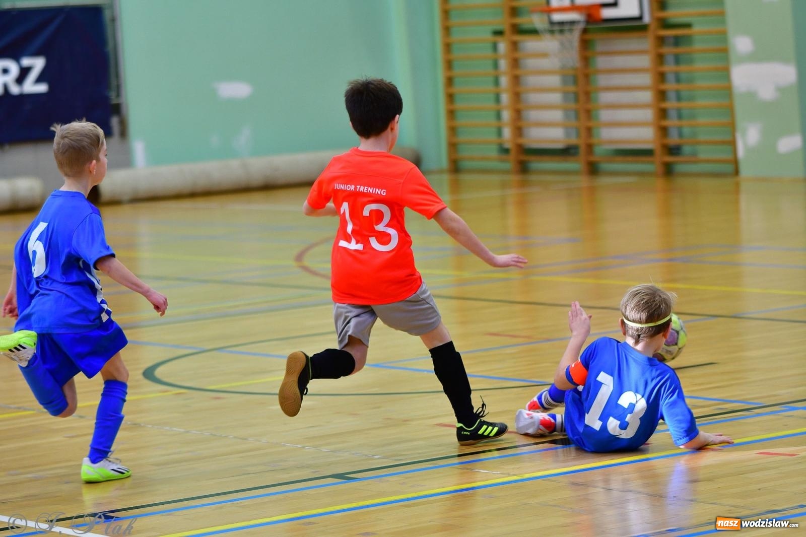 Zdjęcie w galerii na portalu naszwodzislaw.com: Piłkarska rywalizacja rocznika 2016. Kolejny turniej fundacji Junior Trening [FOTO] wiadomości z regionu