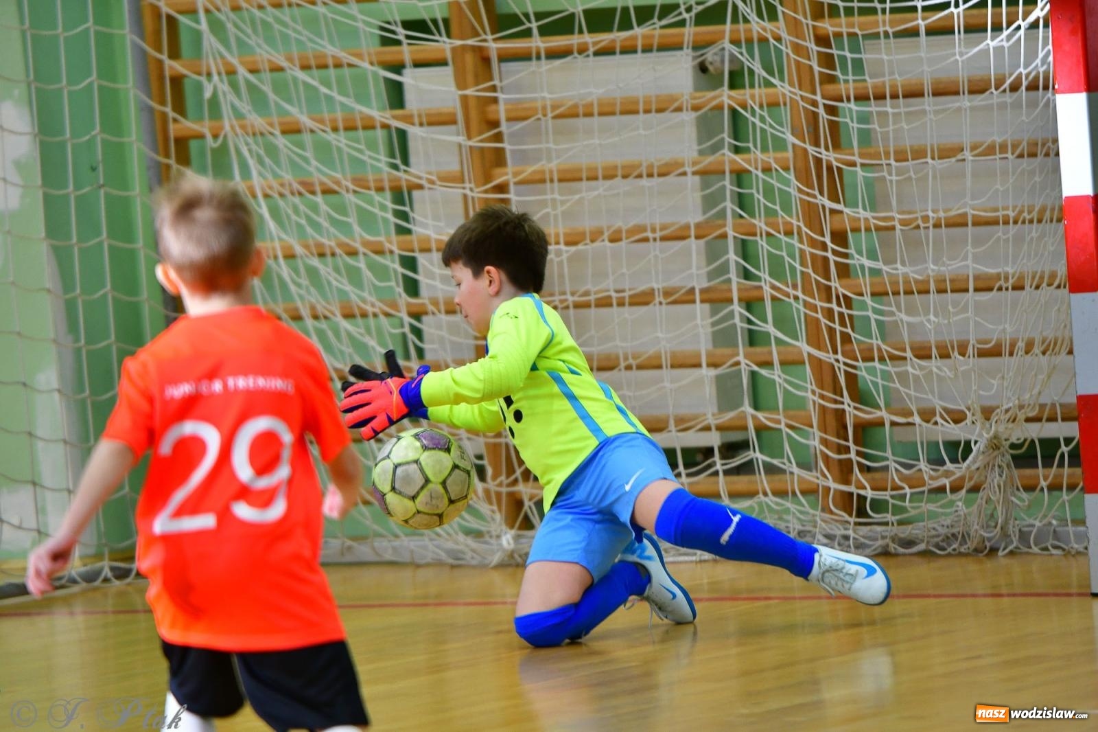 Zdjęcie w galerii na portalu naszwodzislaw.com: Piłkarska rywalizacja rocznika 2016. Kolejny turniej fundacji Junior Trening [FOTO] wiadomości z regionu