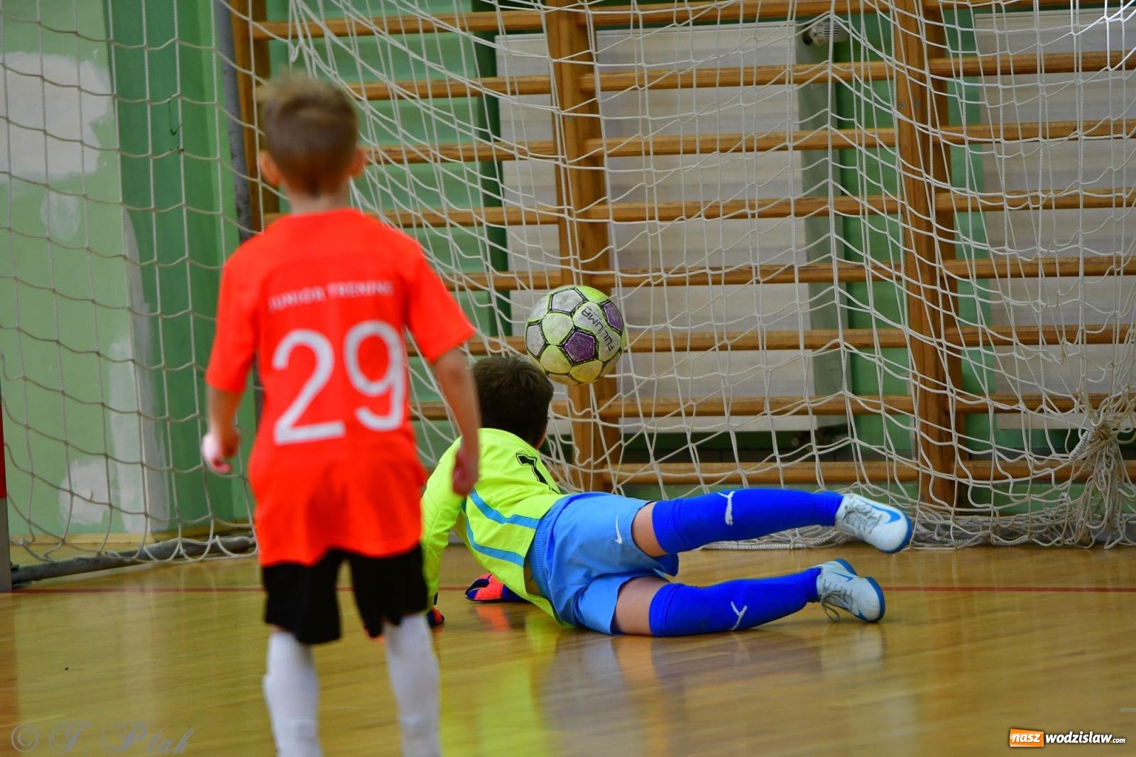 Zdjęcie w galerii na portalu naszwodzislaw.com: Piłkarska rywalizacja rocznika 2016. Kolejny turniej fundacji Junior Trening [FOTO] wiadomości z regionu