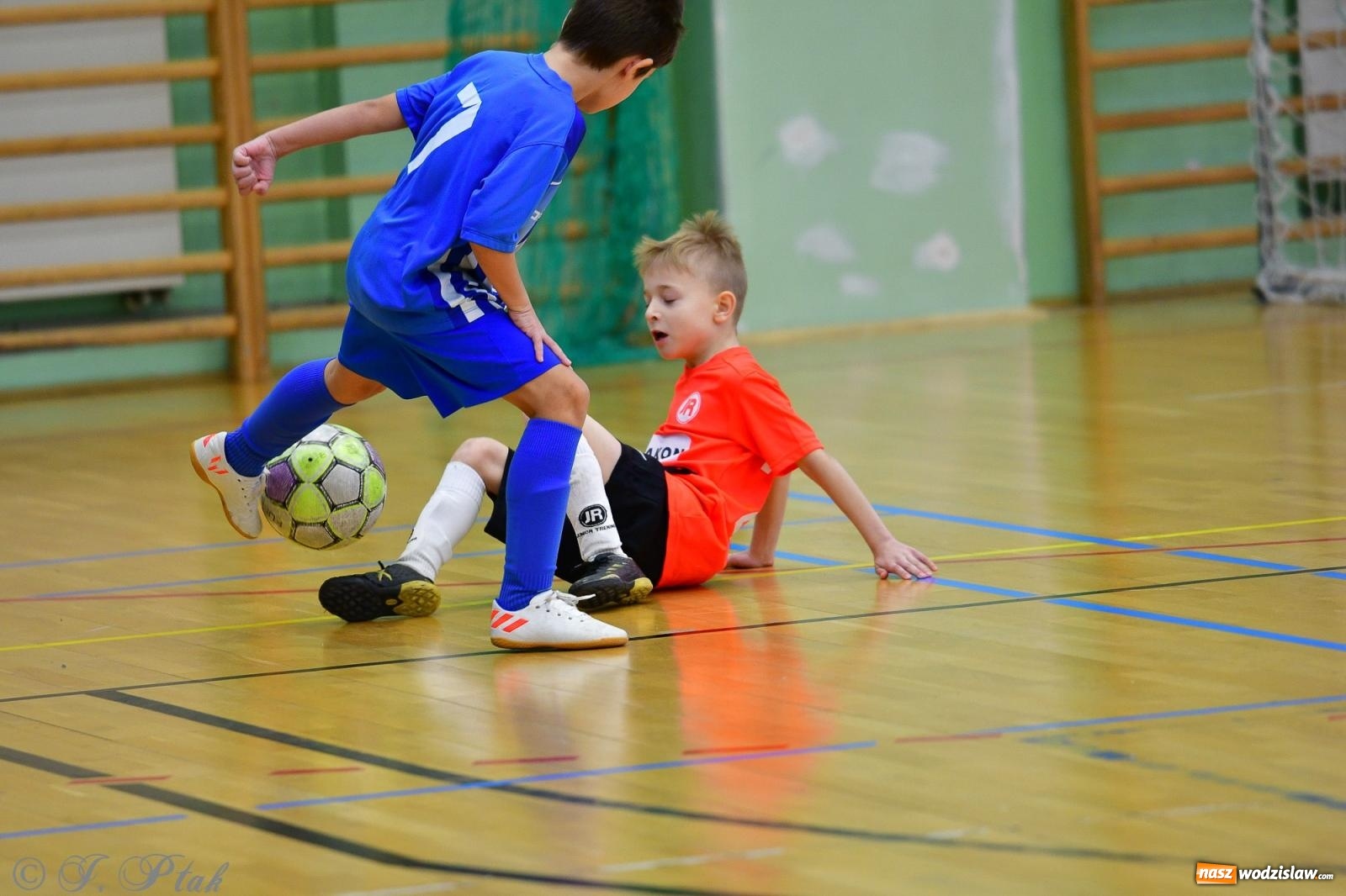 Zdjęcie w galerii na portalu naszwodzislaw.com: Piłkarska rywalizacja rocznika 2016. Kolejny turniej fundacji Junior Trening [FOTO] wiadomości z regionu