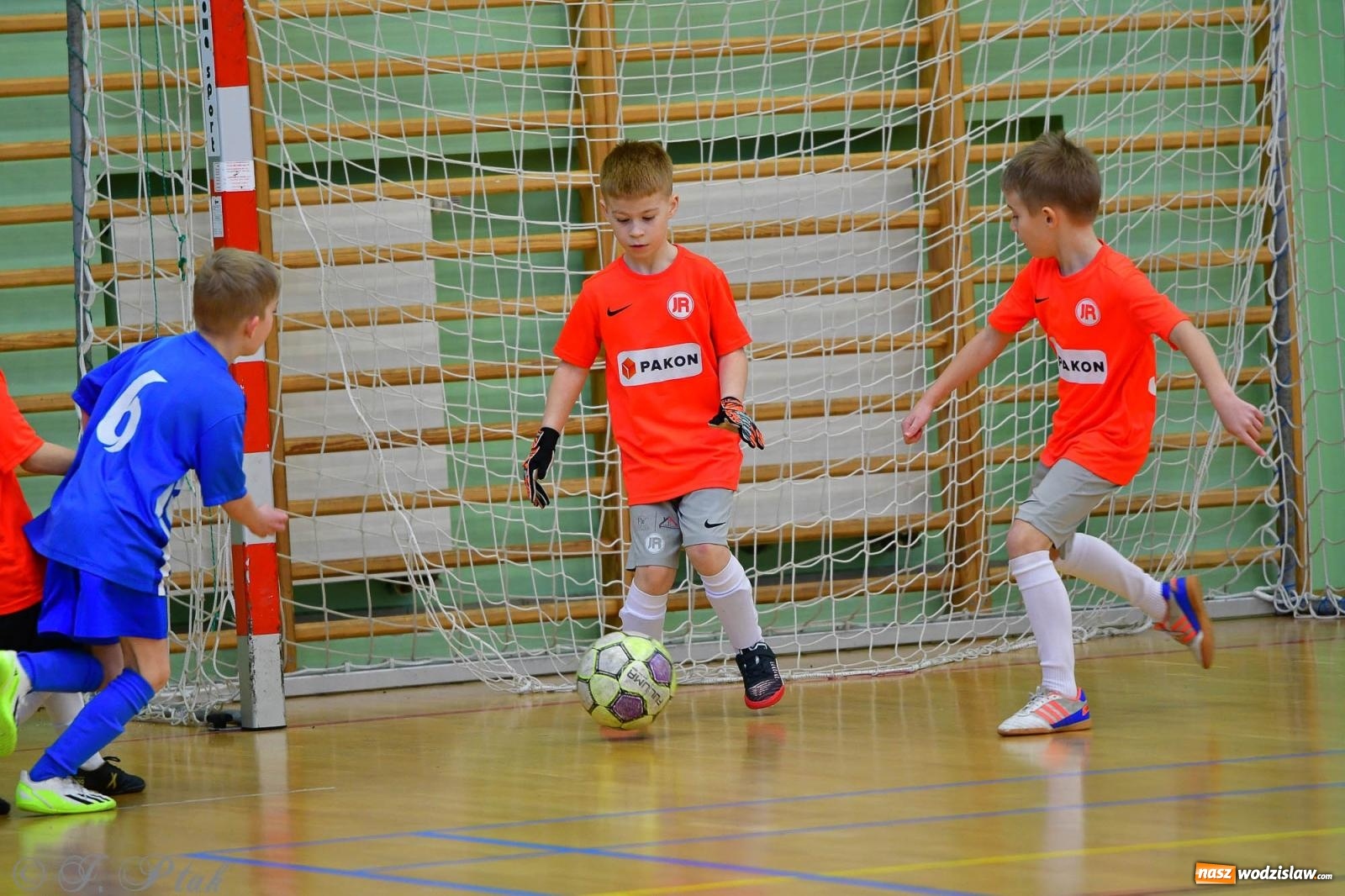 Zdjęcie w galerii na portalu naszwodzislaw.com: Piłkarska rywalizacja rocznika 2016. Kolejny turniej fundacji Junior Trening [FOTO] wiadomości z regionu