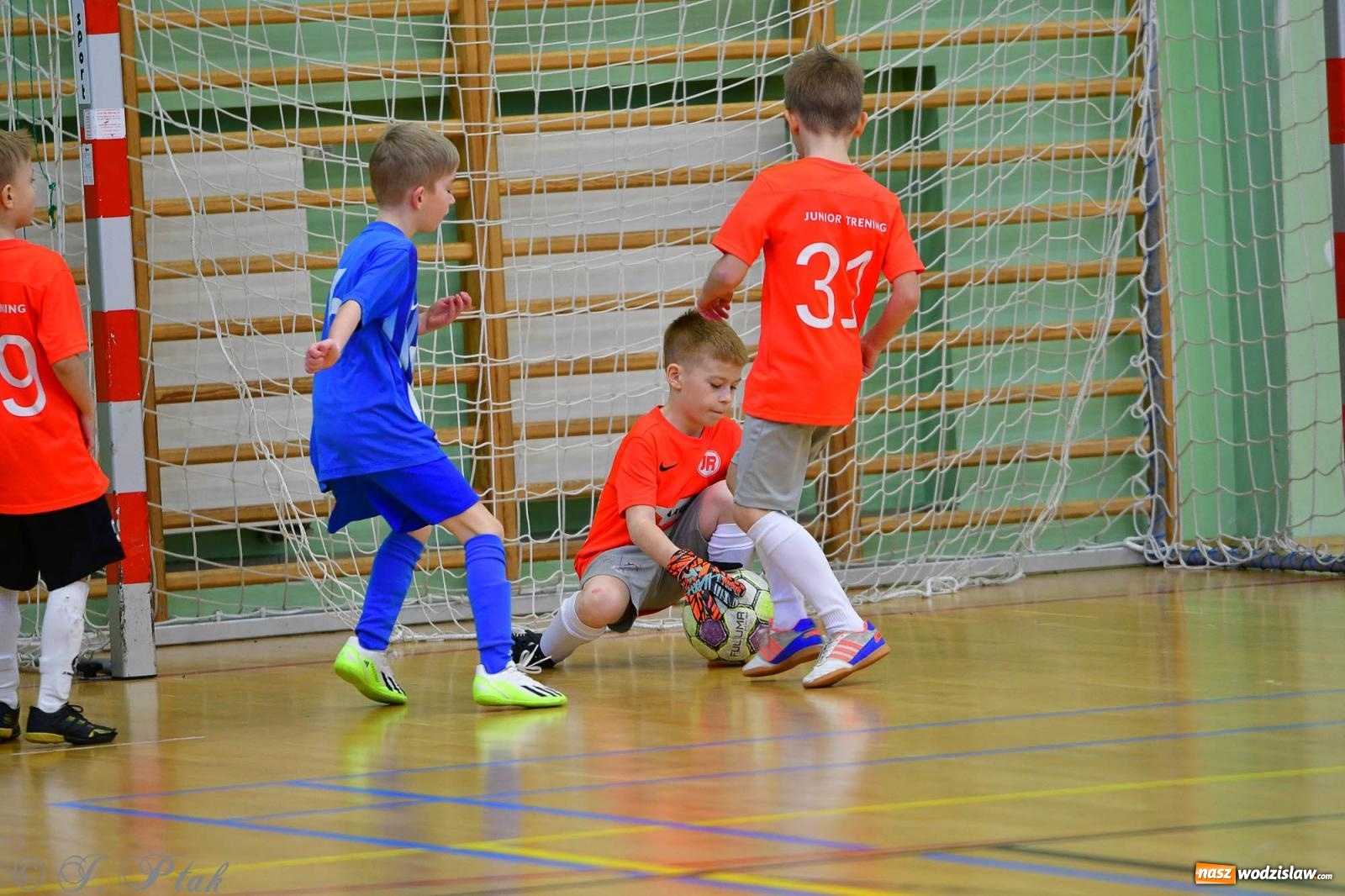 Zdjęcie w galerii na portalu naszwodzislaw.com: Piłkarska rywalizacja rocznika 2016. Kolejny turniej fundacji Junior Trening [FOTO] wiadomości z regionu