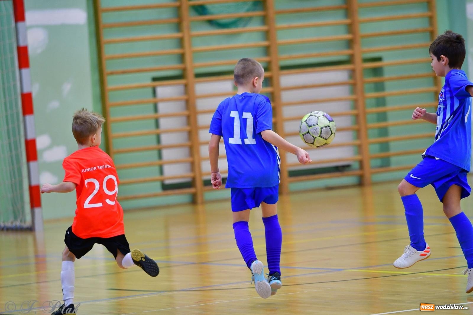 Zdjęcie w galerii na portalu naszwodzislaw.com: Piłkarska rywalizacja rocznika 2016. Kolejny turniej fundacji Junior Trening [FOTO] wiadomości z regionu