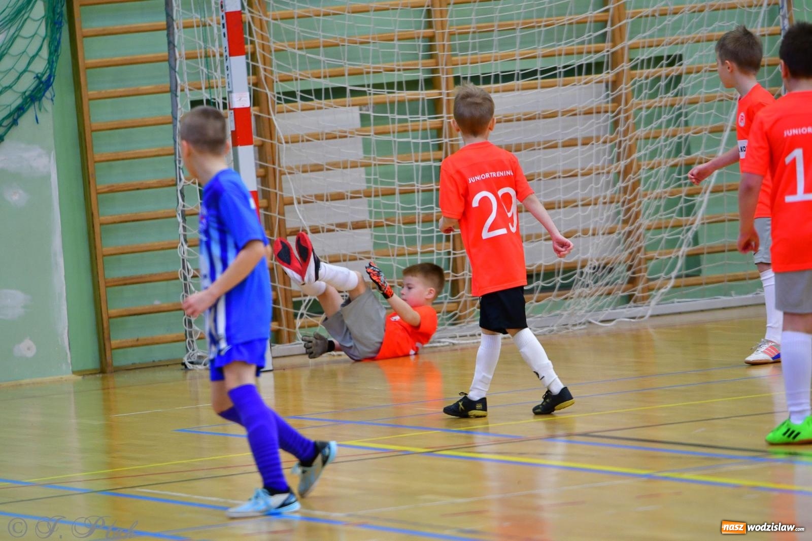 Zdjęcie w galerii na portalu naszwodzislaw.com: Piłkarska rywalizacja rocznika 2016. Kolejny turniej fundacji Junior Trening [FOTO] wiadomości z regionu