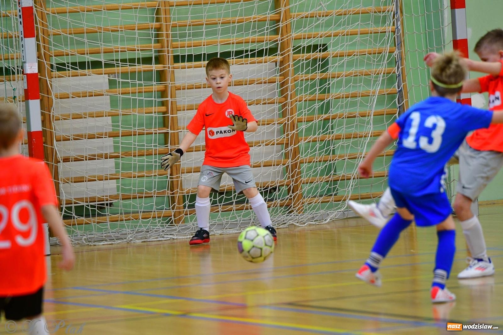 Zdjęcie w galerii na portalu naszwodzislaw.com: Piłkarska rywalizacja rocznika 2016. Kolejny turniej fundacji Junior Trening [FOTO] wiadomości z regionu