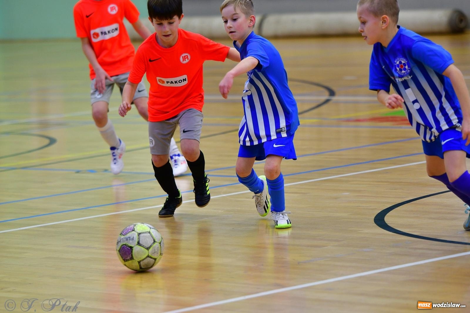 Zdjęcie w galerii na portalu naszwodzislaw.com: Piłkarska rywalizacja rocznika 2016. Kolejny turniej fundacji Junior Trening [FOTO] wiadomości z regionu