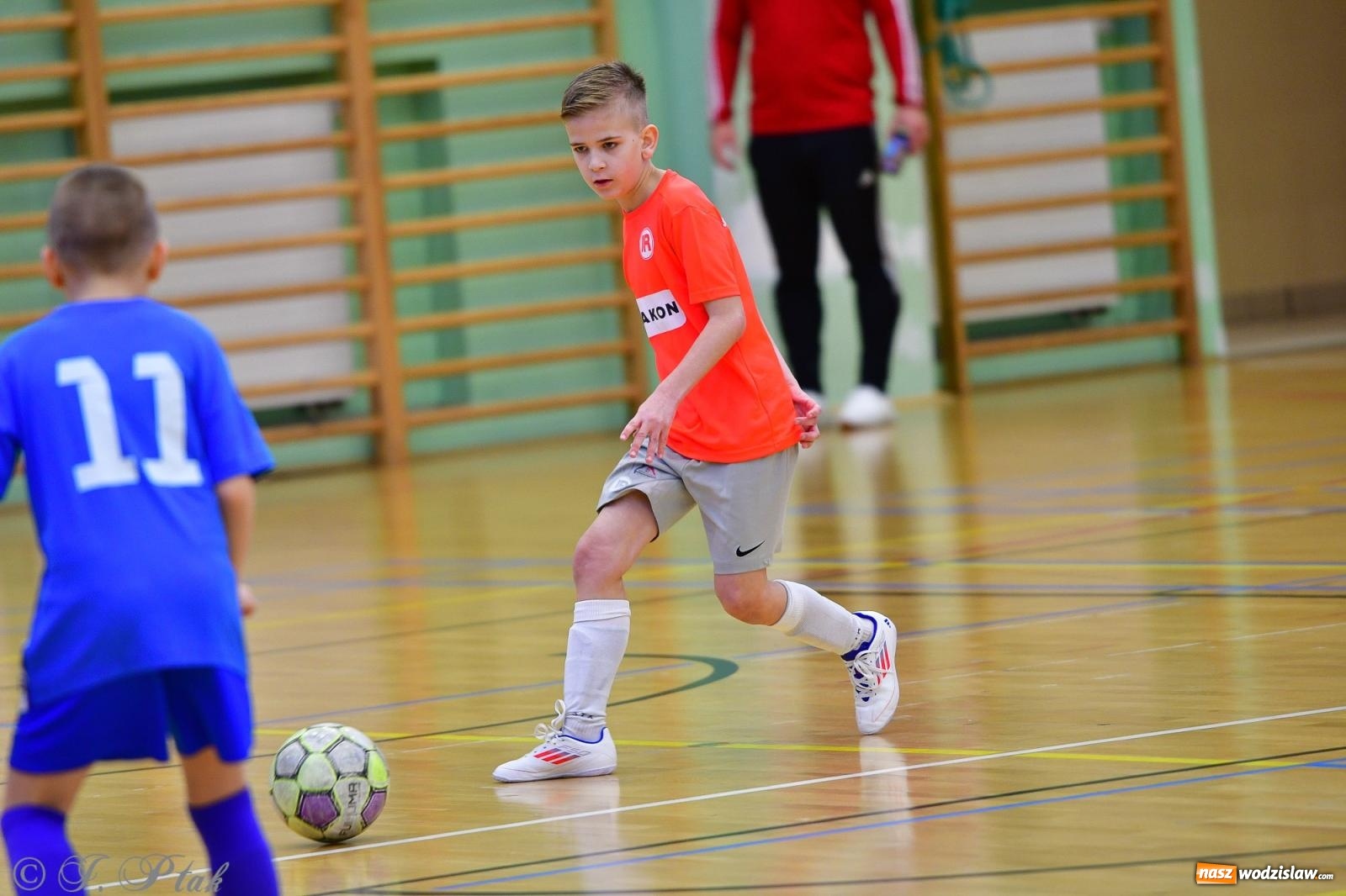 Zdjęcie w galerii na portalu naszwodzislaw.com: Piłkarska rywalizacja rocznika 2016. Kolejny turniej fundacji Junior Trening [FOTO] wiadomości z regionu