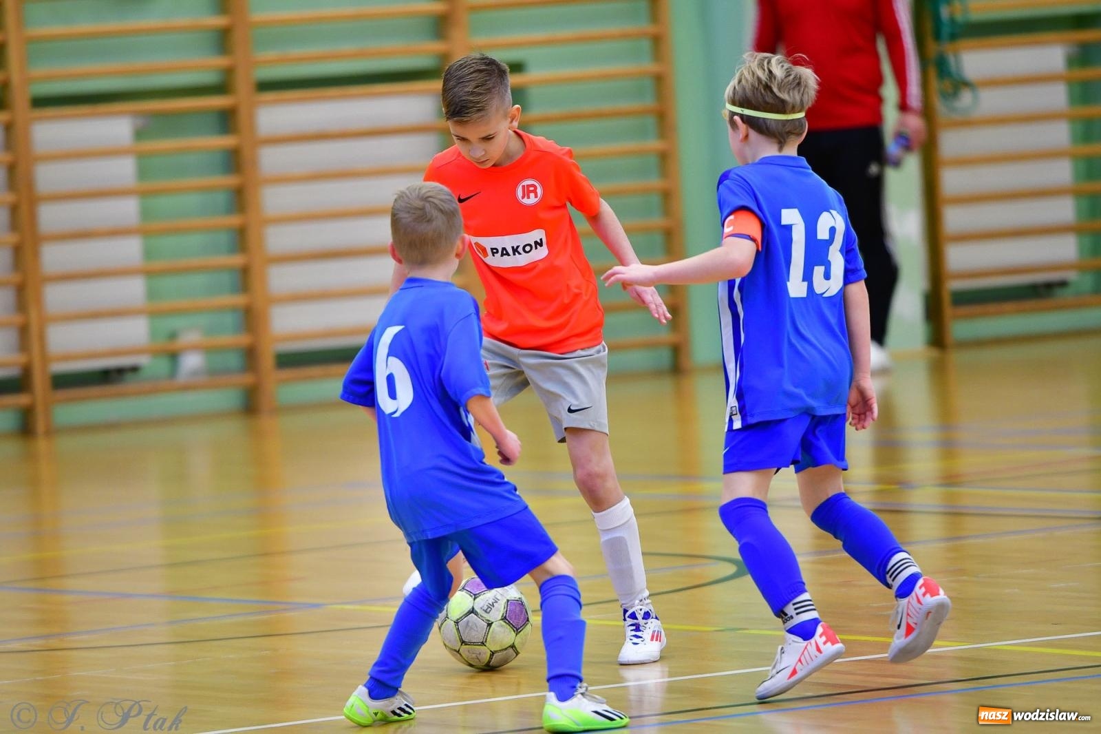 Zdjęcie w galerii na portalu naszwodzislaw.com: Piłkarska rywalizacja rocznika 2016. Kolejny turniej fundacji Junior Trening [FOTO] wiadomości z regionu