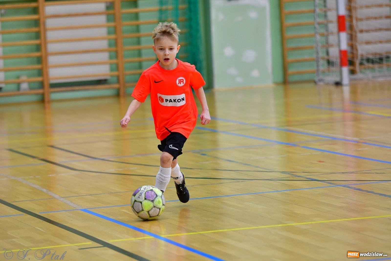 Zdjęcie w galerii na portalu naszwodzislaw.com: Piłkarska rywalizacja rocznika 2016. Kolejny turniej fundacji Junior Trening [FOTO] wiadomości z regionu