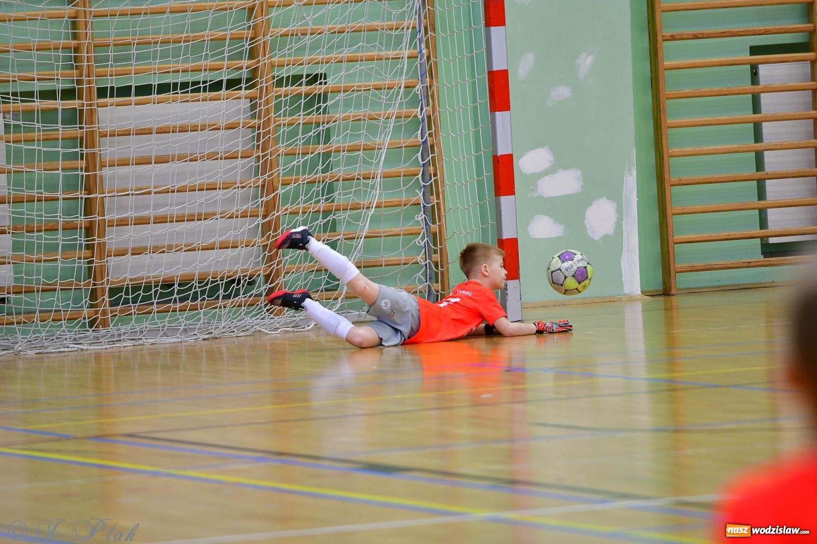 Zdjęcie w galerii na portalu naszwodzislaw.com: Piłkarska rywalizacja rocznika 2016. Kolejny turniej fundacji Junior Trening [FOTO] wiadomości z regionu