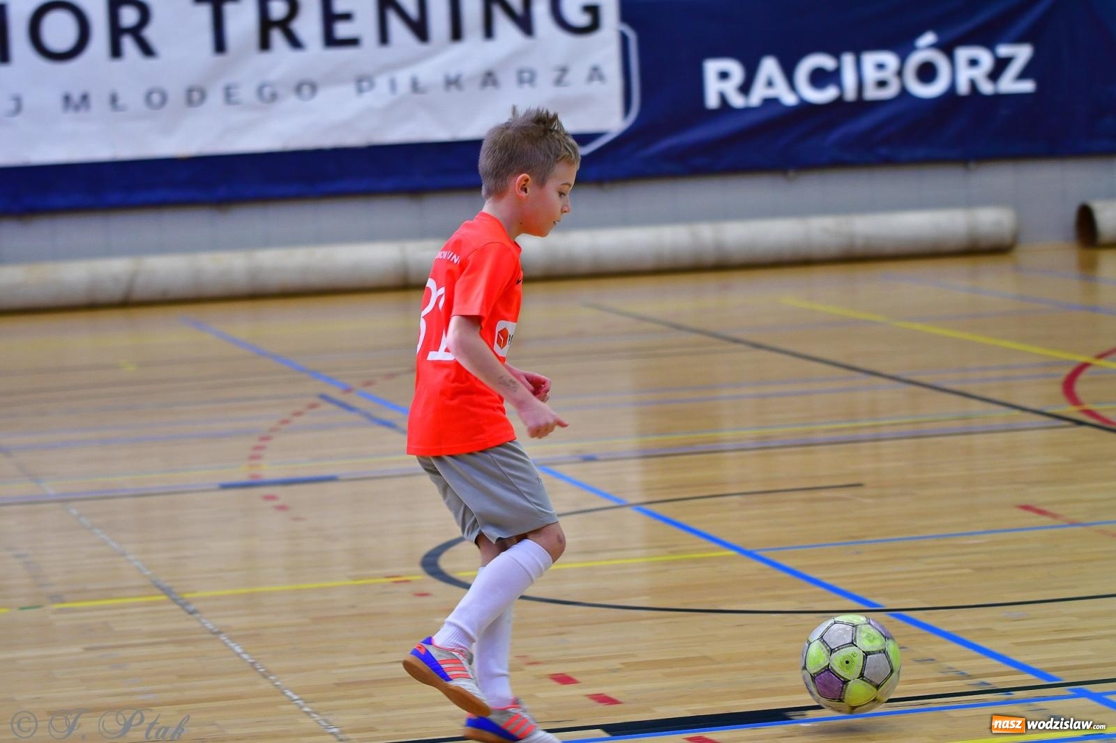 Zdjęcie w galerii na portalu naszwodzislaw.com: Piłkarska rywalizacja rocznika 2016. Kolejny turniej fundacji Junior Trening [FOTO] wiadomości z regionu