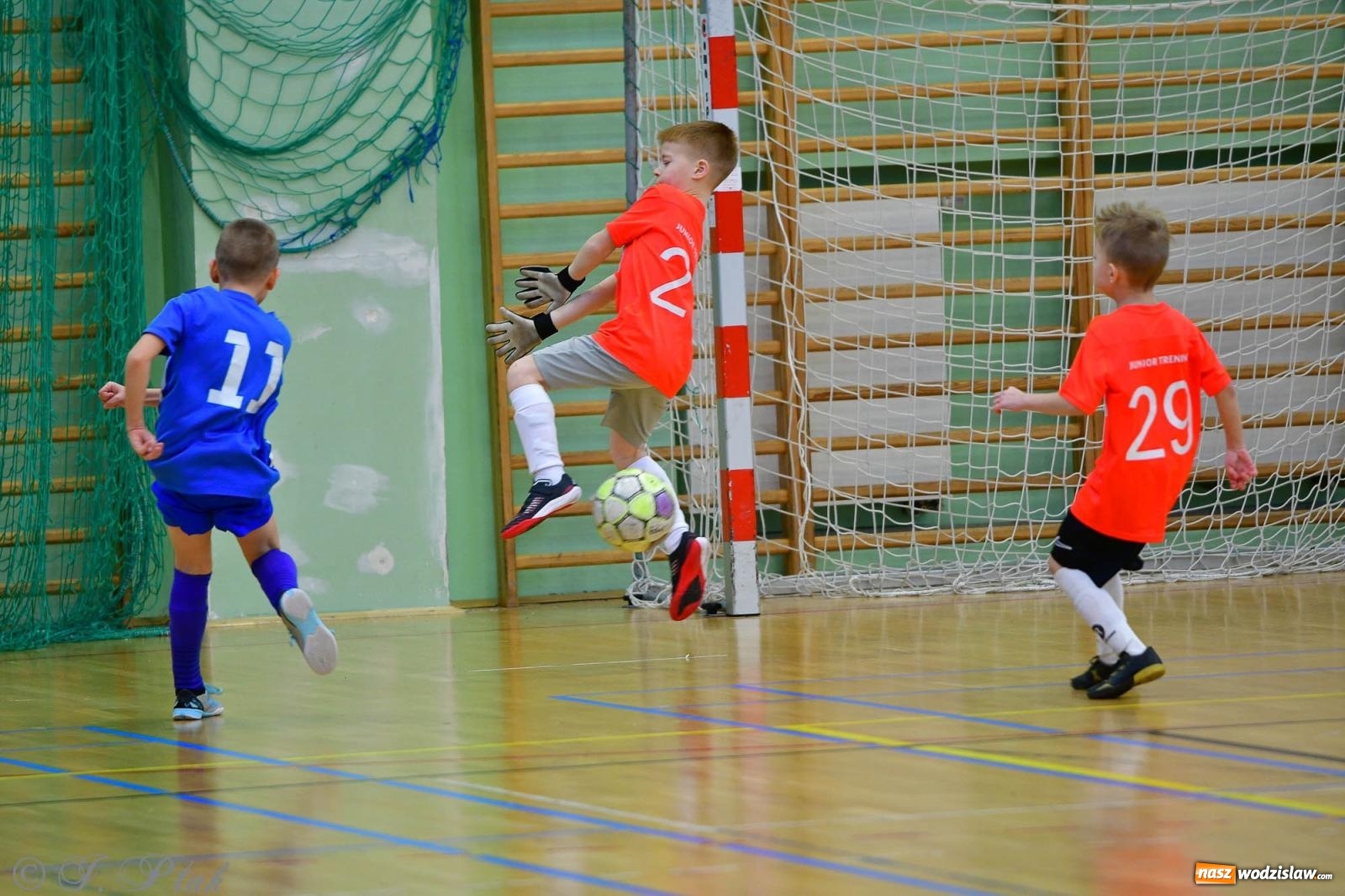 Zdjęcie w galerii na portalu naszwodzislaw.com: Piłkarska rywalizacja rocznika 2016. Kolejny turniej fundacji Junior Trening [FOTO] wiadomości z regionu