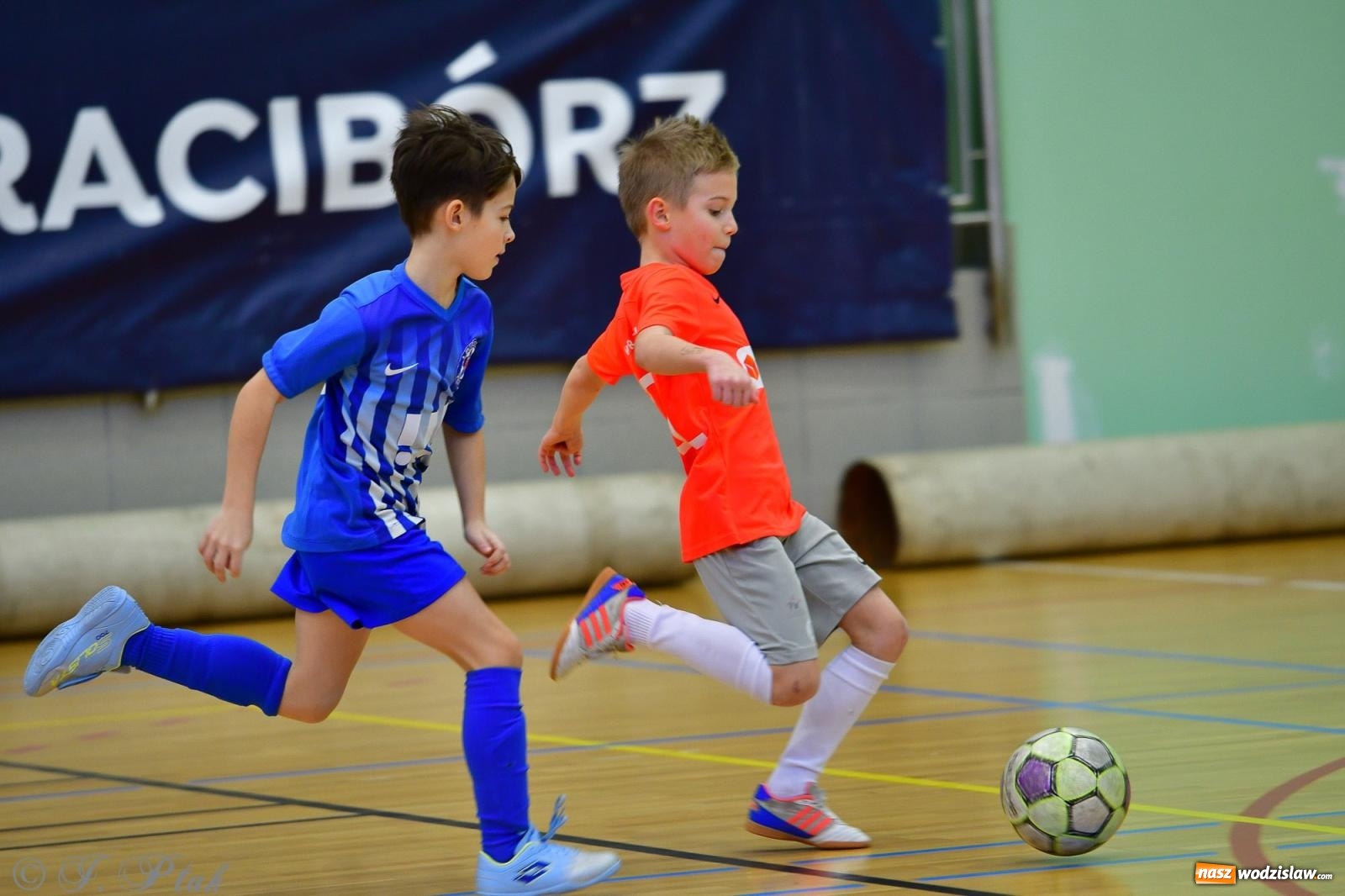 Zdjęcie w galerii na portalu naszwodzislaw.com: Piłkarska rywalizacja rocznika 2016. Kolejny turniej fundacji Junior Trening [FOTO] wiadomości z regionu