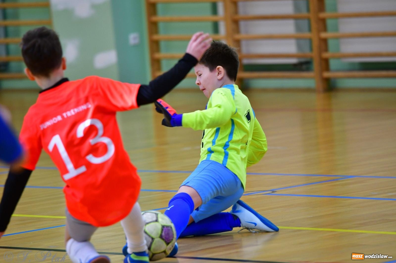 Zdjęcie w galerii na portalu naszwodzislaw.com: Piłkarska rywalizacja rocznika 2016. Kolejny turniej fundacji Junior Trening [FOTO] wiadomości z regionu
