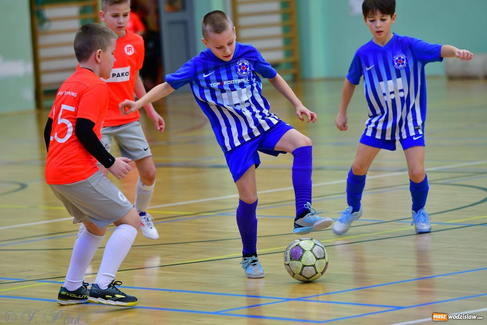 Zdjęcie w galerii na portalu naszwodzislaw.com: Piłkarska rywalizacja rocznika 2016. Kolejny turniej fundacji Junior Trening [FOTO] wiadomości z regionu