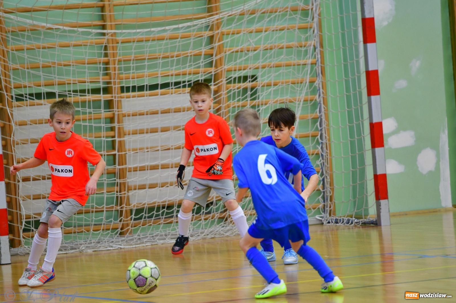 Zdjęcie w galerii na portalu naszwodzislaw.com: Piłkarska rywalizacja rocznika 2016. Kolejny turniej fundacji Junior Trening [FOTO] wiadomości z regionu