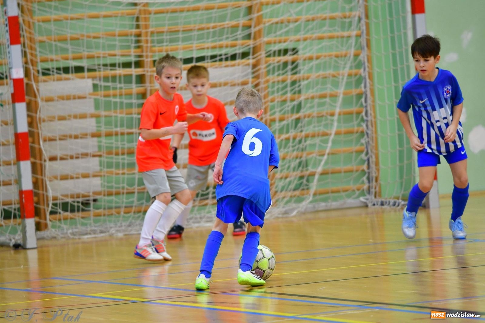 Zdjęcie w galerii na portalu naszwodzislaw.com: Piłkarska rywalizacja rocznika 2016. Kolejny turniej fundacji Junior Trening [FOTO] wiadomości z regionu