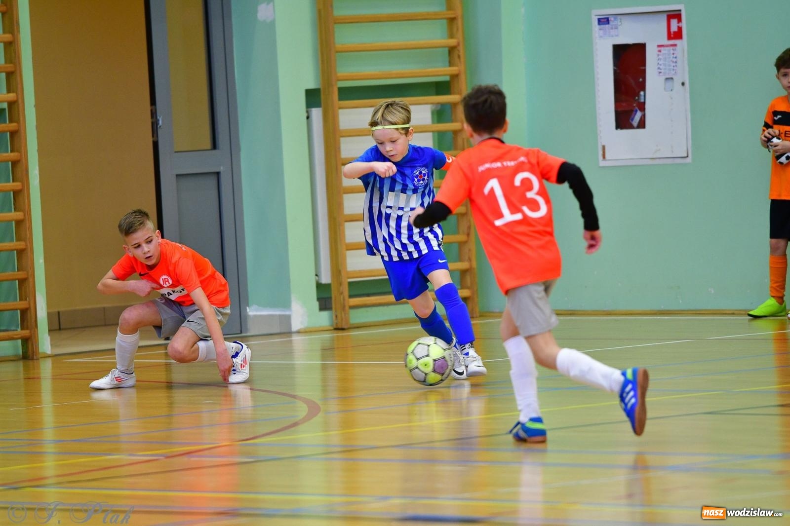 Zdjęcie w galerii na portalu naszwodzislaw.com: Piłkarska rywalizacja rocznika 2016. Kolejny turniej fundacji Junior Trening [FOTO] wiadomości z regionu