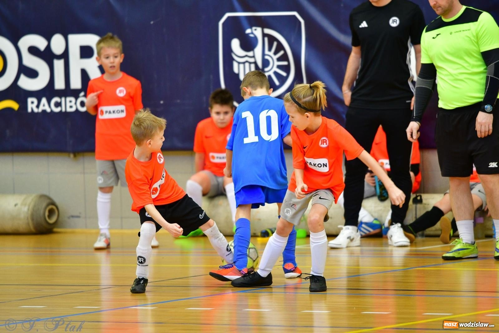 Zdjęcie w galerii na portalu naszwodzislaw.com: Piłkarska rywalizacja rocznika 2016. Kolejny turniej fundacji Junior Trening [FOTO] wiadomości z regionu