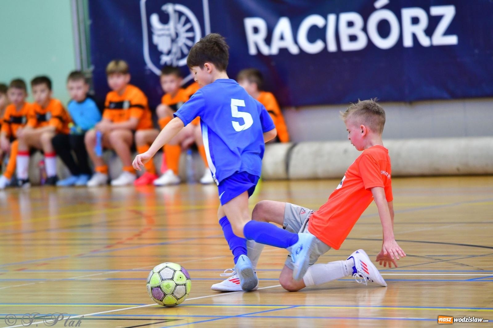 Zdjęcie w galerii na portalu naszwodzislaw.com: Piłkarska rywalizacja rocznika 2016. Kolejny turniej fundacji Junior Trening [FOTO] wiadomości z regionu