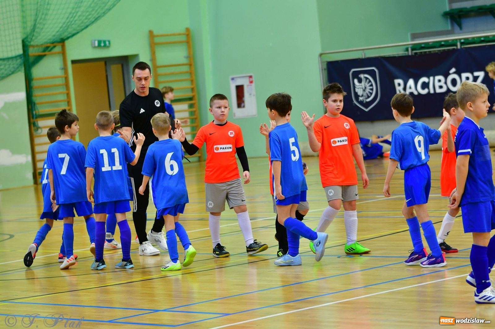 Zdjęcie w galerii na portalu naszwodzislaw.com: Piłkarska rywalizacja rocznika 2016. Kolejny turniej fundacji Junior Trening [FOTO] wiadomości z regionu