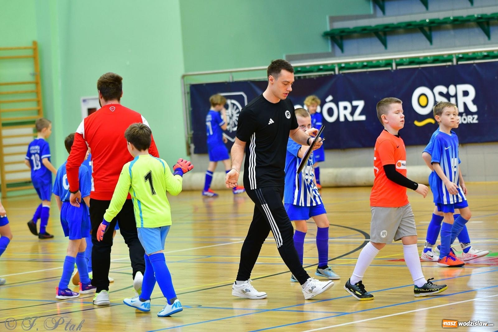 Zdjęcie w galerii na portalu naszwodzislaw.com: Piłkarska rywalizacja rocznika 2016. Kolejny turniej fundacji Junior Trening [FOTO] wiadomości z regionu