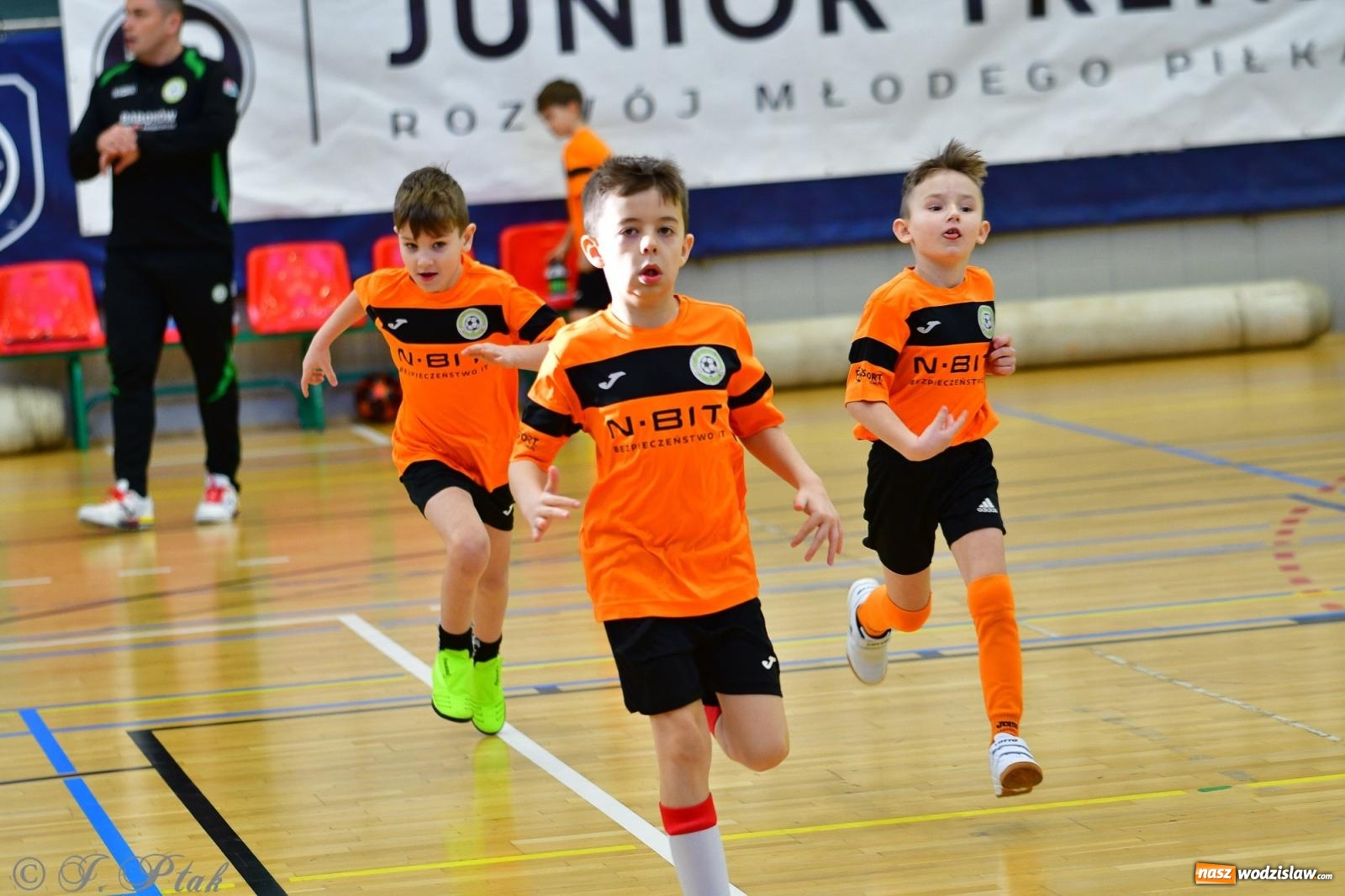 Zdjęcie w galerii na portalu naszwodzislaw.com: Piłkarska rywalizacja rocznika 2016. Kolejny turniej fundacji Junior Trening [FOTO] wiadomości z regionu