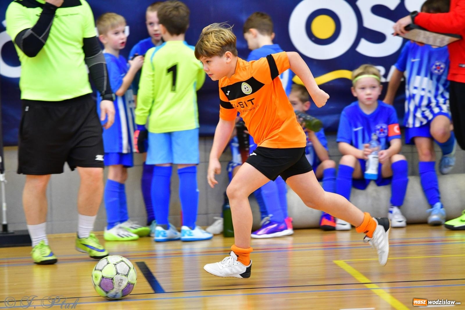 Zdjęcie w galerii na portalu naszwodzislaw.com: Piłkarska rywalizacja rocznika 2016. Kolejny turniej fundacji Junior Trening [FOTO] wiadomości z regionu