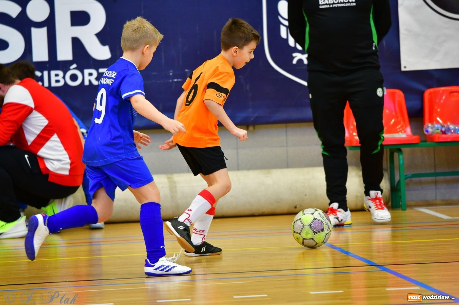 Zdjęcie w galerii na portalu naszwodzislaw.com: Piłkarska rywalizacja rocznika 2016. Kolejny turniej fundacji Junior Trening [FOTO] wiadomości z regionu