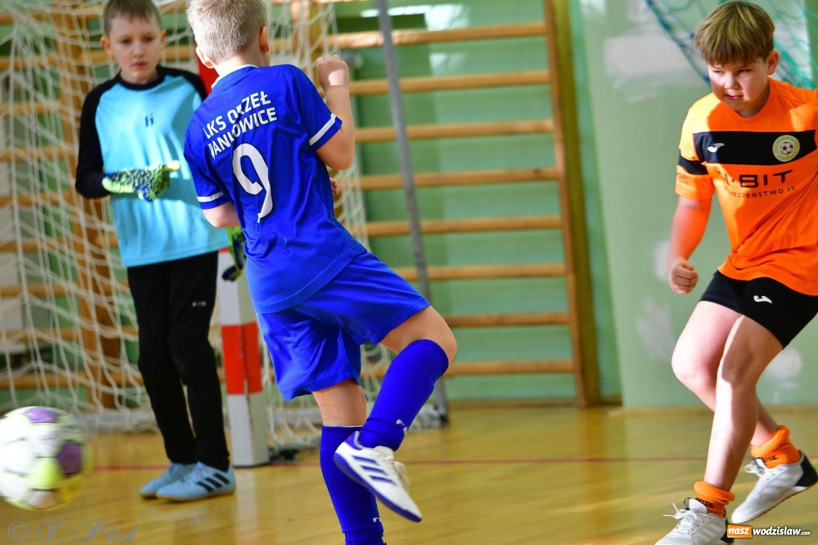 Zdjęcie w galerii na portalu naszwodzislaw.com: Piłkarska rywalizacja rocznika 2016. Kolejny turniej fundacji Junior Trening [FOTO] wiadomości z regionu