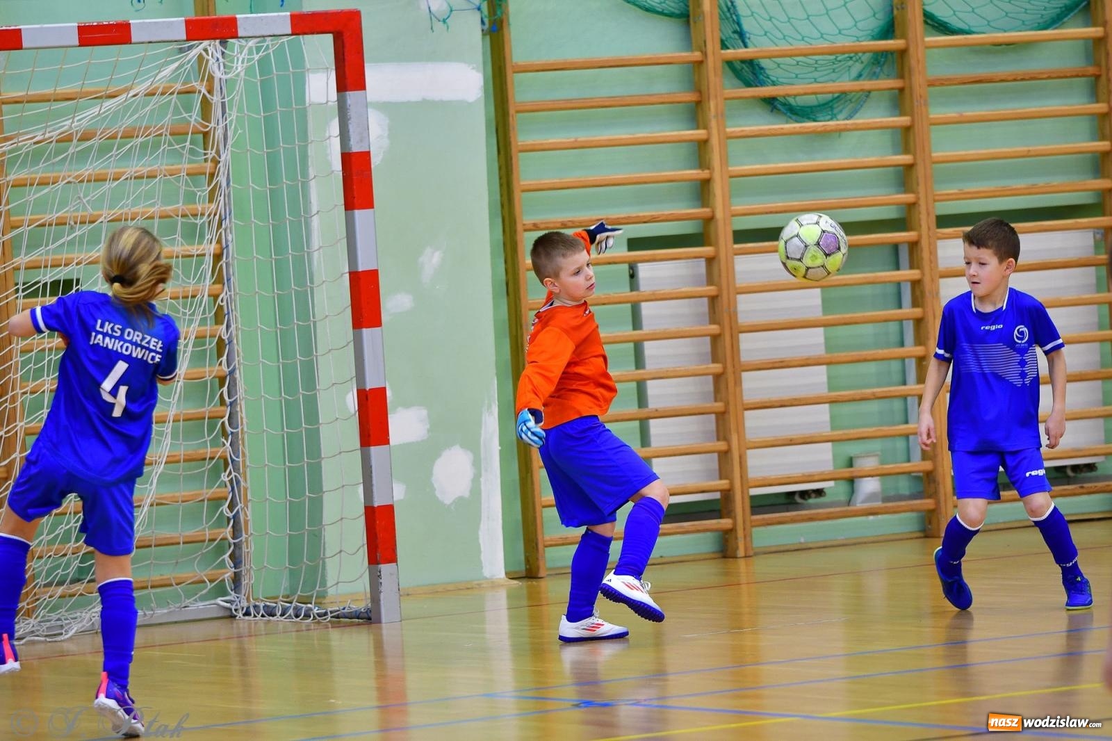 Zdjęcie w galerii na portalu naszwodzislaw.com: Piłkarska rywalizacja rocznika 2016. Kolejny turniej fundacji Junior Trening [FOTO] wiadomości z regionu