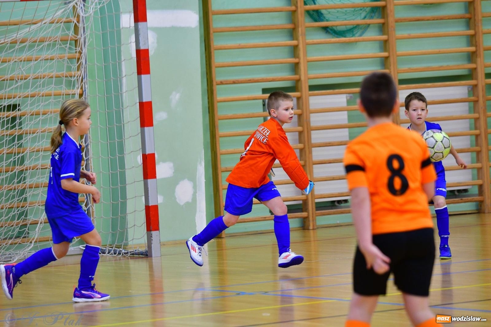Zdjęcie w galerii na portalu naszwodzislaw.com: Piłkarska rywalizacja rocznika 2016. Kolejny turniej fundacji Junior Trening [FOTO] wiadomości z regionu