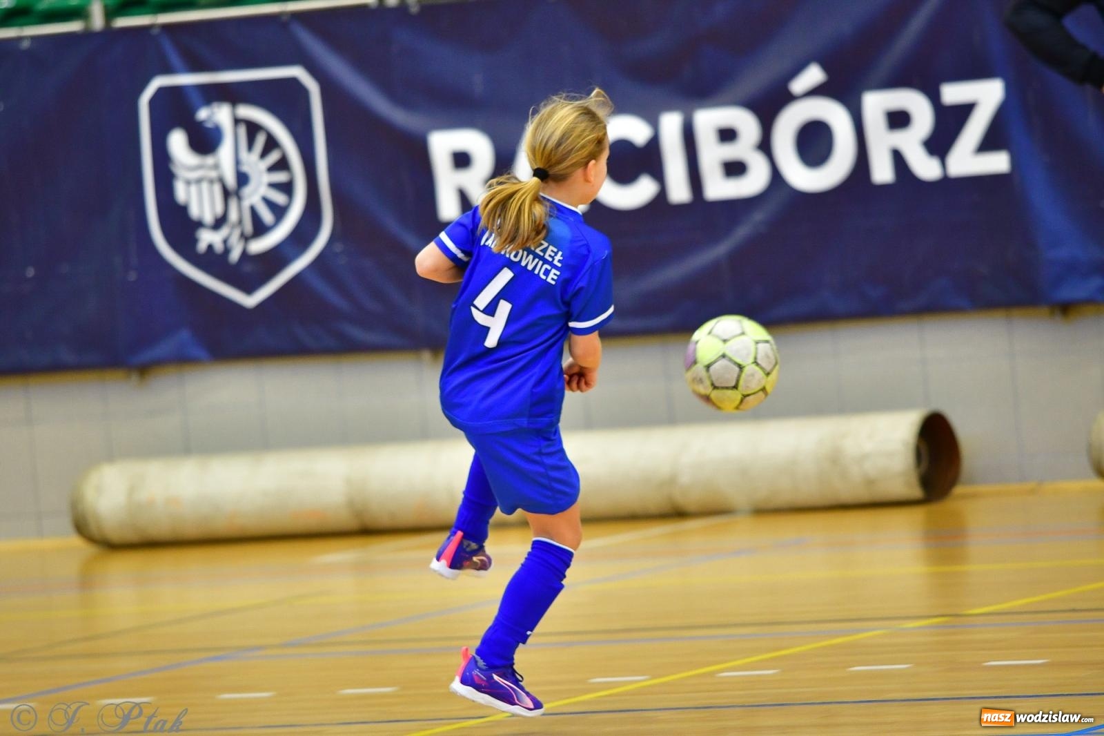 Zdjęcie w galerii na portalu naszwodzislaw.com: Piłkarska rywalizacja rocznika 2016. Kolejny turniej fundacji Junior Trening [FOTO] wiadomości z regionu