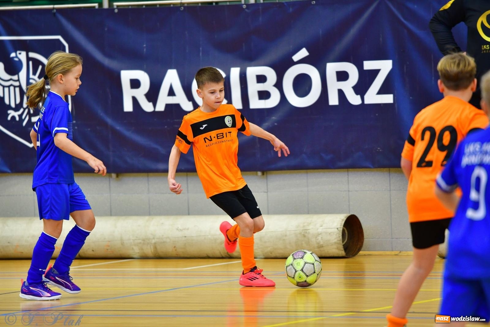 Zdjęcie w galerii na portalu naszwodzislaw.com: Piłkarska rywalizacja rocznika 2016. Kolejny turniej fundacji Junior Trening [FOTO] wiadomości z regionu