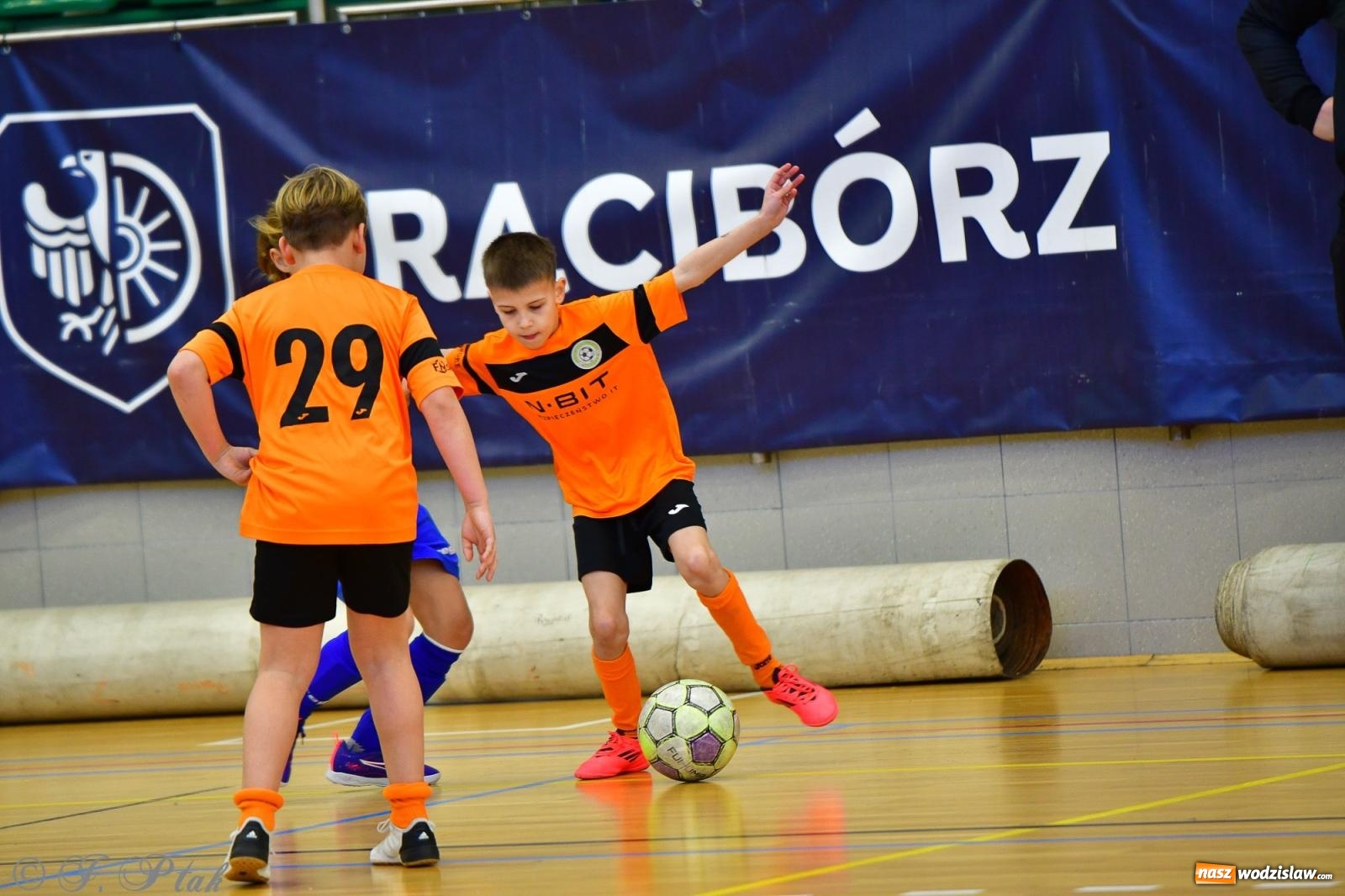 Zdjęcie w galerii na portalu naszwodzislaw.com: Piłkarska rywalizacja rocznika 2016. Kolejny turniej fundacji Junior Trening [FOTO] wiadomości z regionu