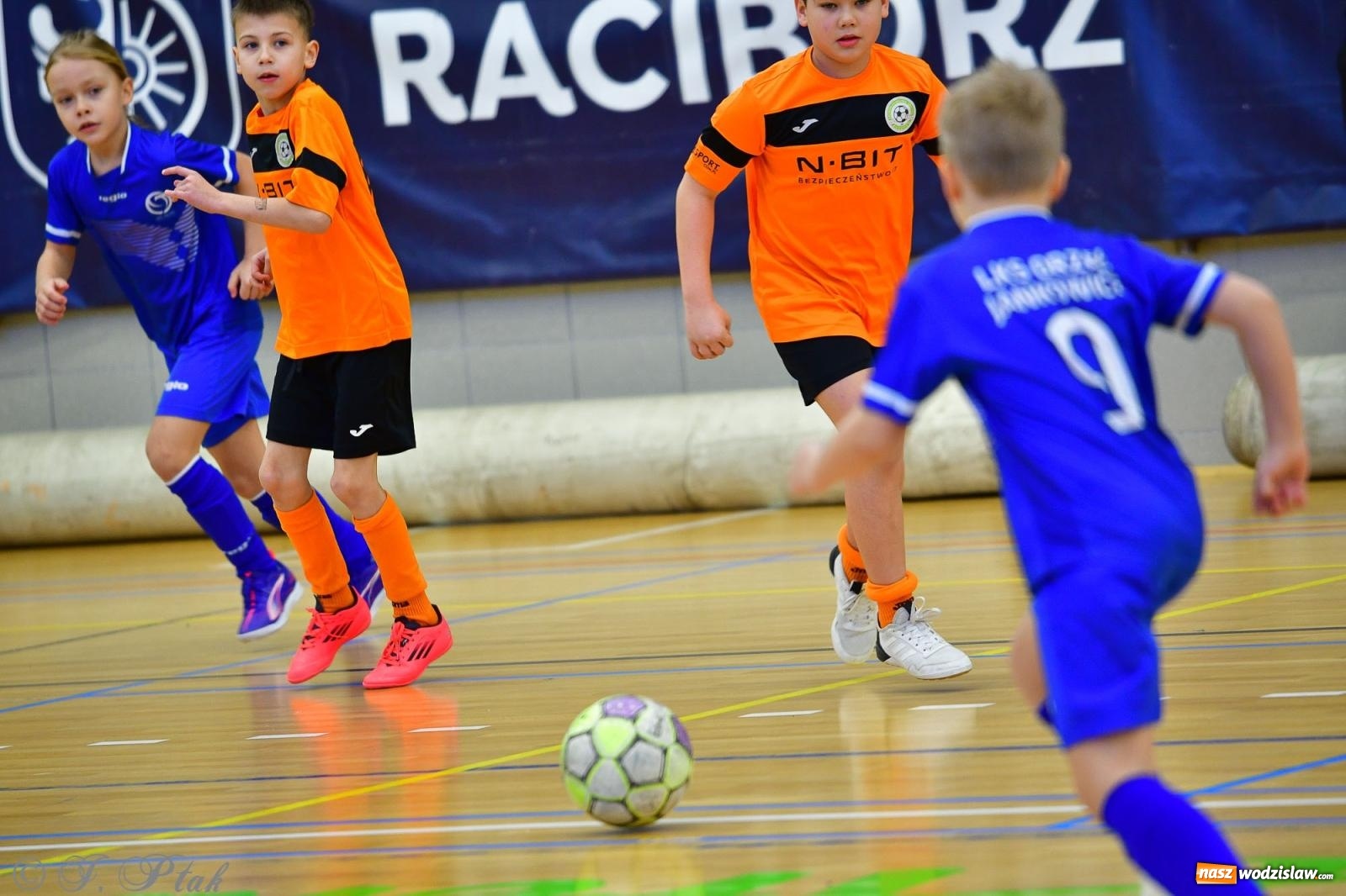 Zdjęcie w galerii na portalu naszwodzislaw.com: Piłkarska rywalizacja rocznika 2016. Kolejny turniej fundacji Junior Trening [FOTO] wiadomości z regionu