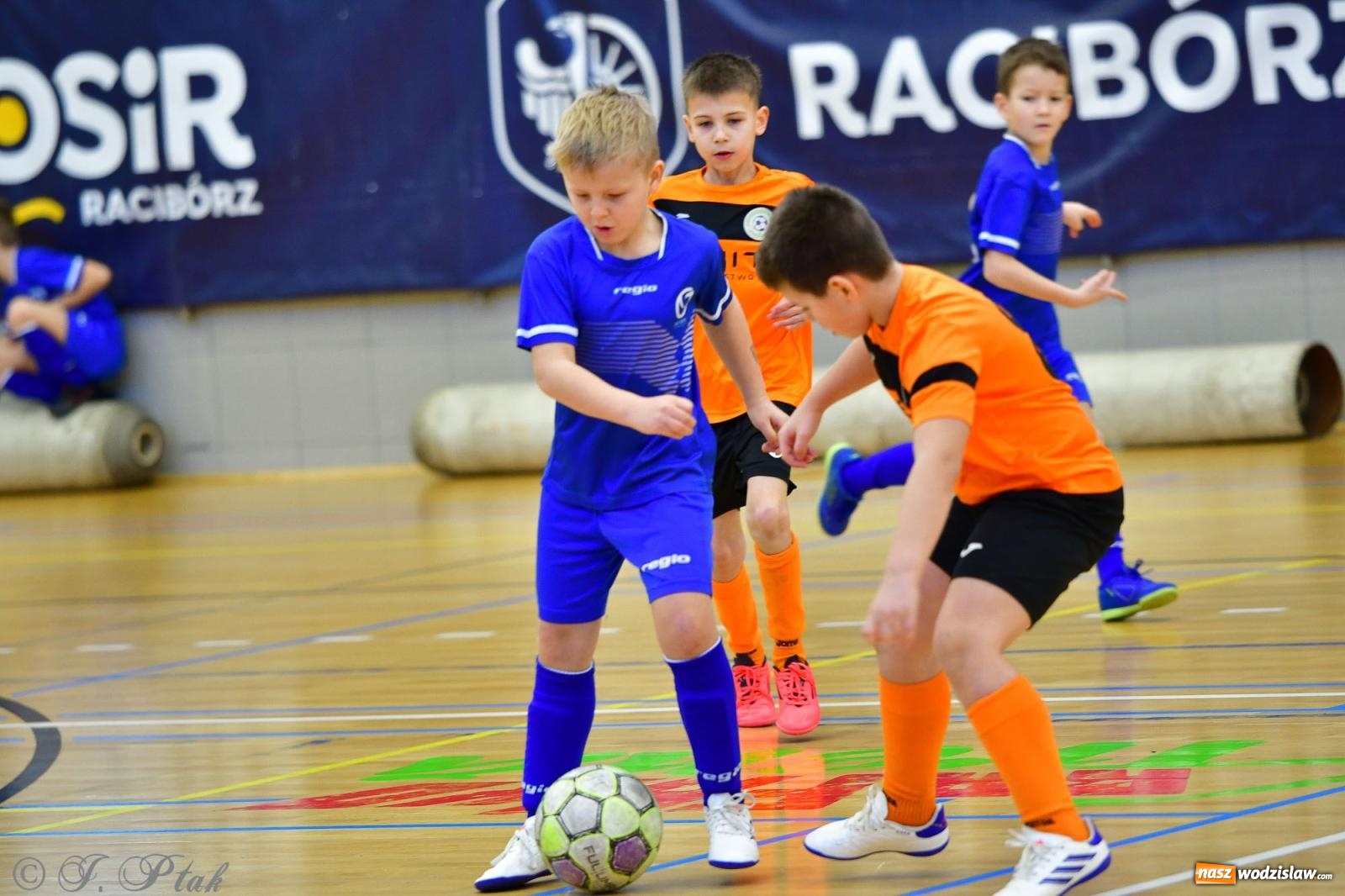 Zdjęcie w galerii na portalu naszwodzislaw.com: Piłkarska rywalizacja rocznika 2016. Kolejny turniej fundacji Junior Trening [FOTO] wiadomości z regionu