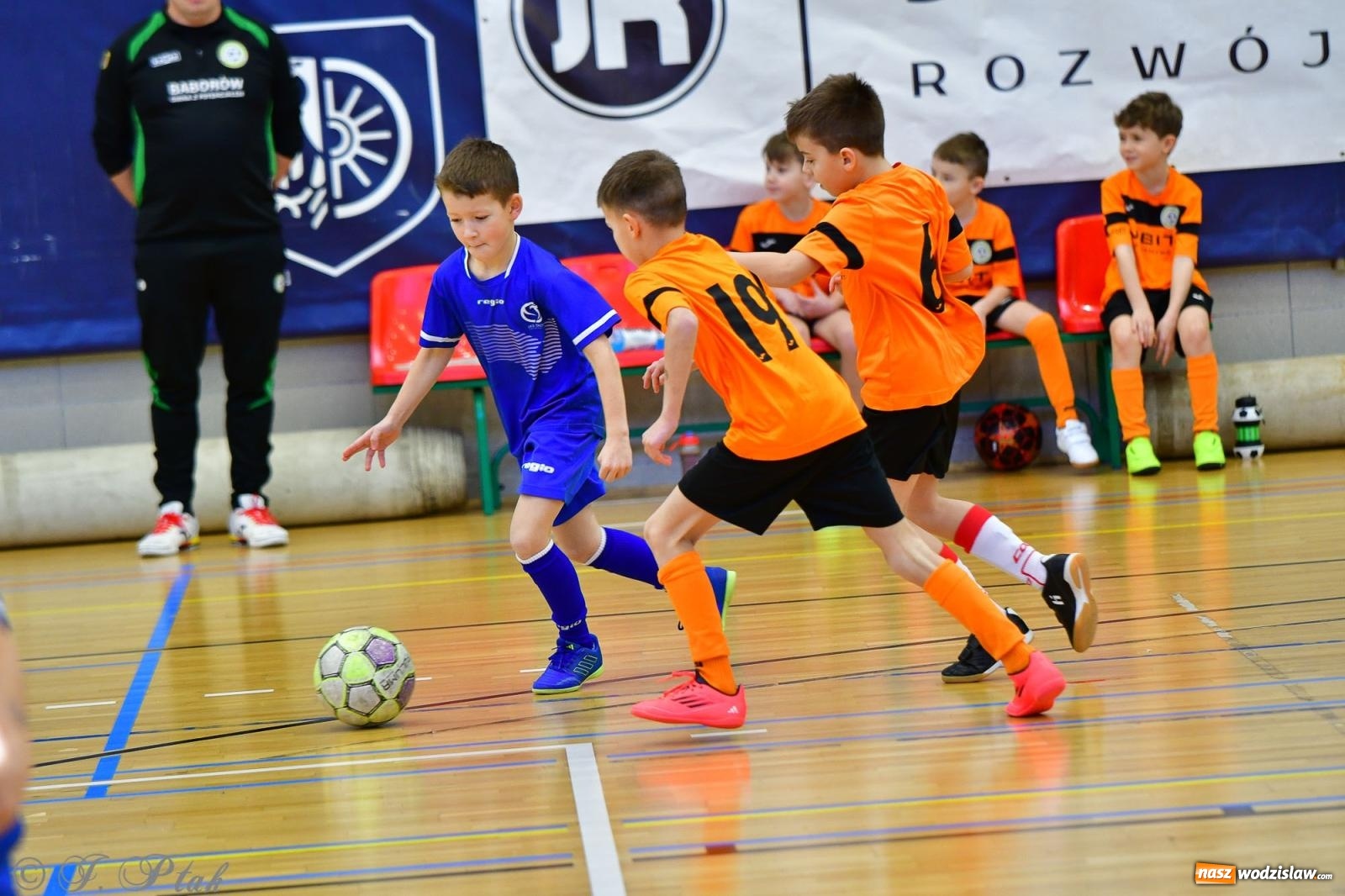 Zdjęcie w galerii na portalu naszwodzislaw.com: Piłkarska rywalizacja rocznika 2016. Kolejny turniej fundacji Junior Trening [FOTO] wiadomości z regionu