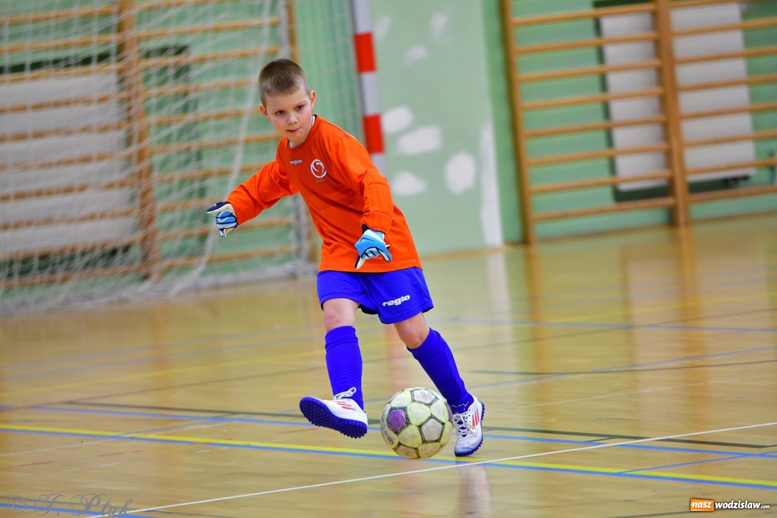 Zdjęcie w galerii na portalu naszwodzislaw.com: Piłkarska rywalizacja rocznika 2016. Kolejny turniej fundacji Junior Trening [FOTO] wiadomości z regionu