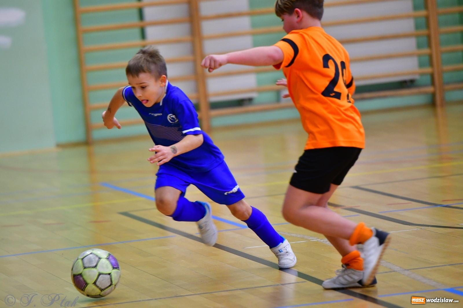 Zdjęcie w galerii na portalu naszwodzislaw.com: Piłkarska rywalizacja rocznika 2016. Kolejny turniej fundacji Junior Trening [FOTO] wiadomości z regionu