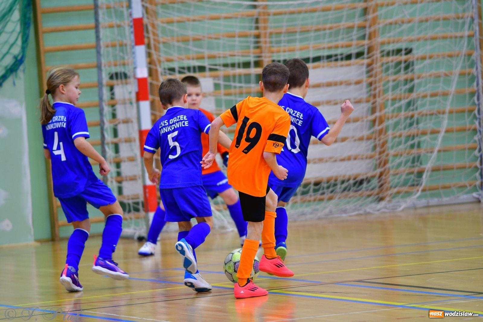 Zdjęcie w galerii na portalu naszwodzislaw.com: Piłkarska rywalizacja rocznika 2016. Kolejny turniej fundacji Junior Trening [FOTO] wiadomości z regionu